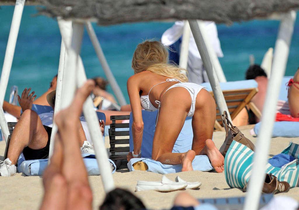 16P Victoria Silvstedt zeigt ihre nackte Muschi unterm Rock auf der Straße