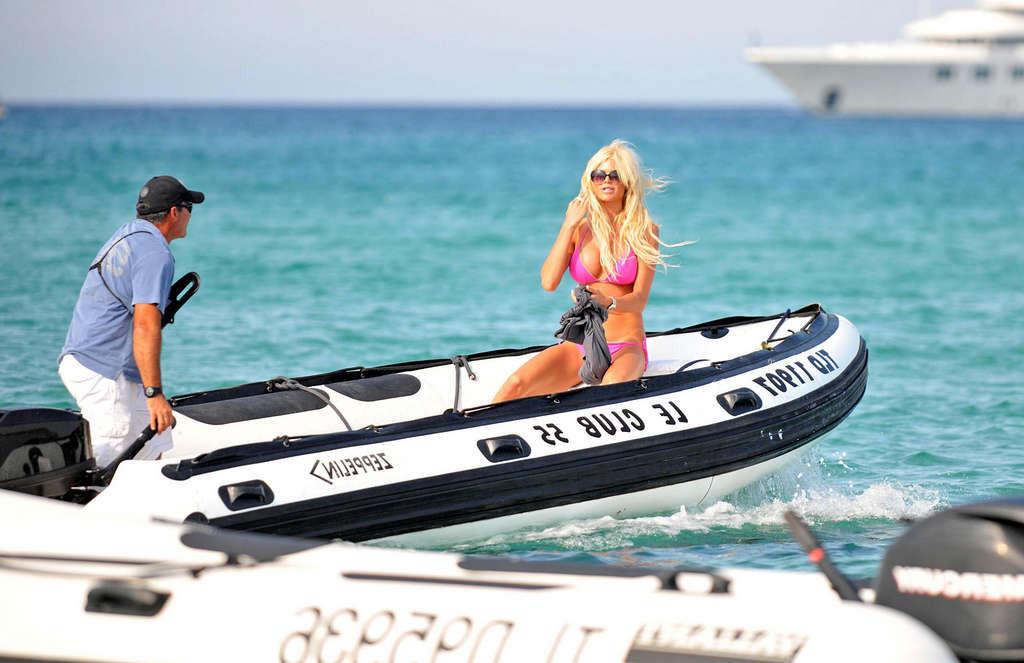 16P Victoria Silvstedt zeigt ihre nackte Muschi unterm Rock auf der Straße