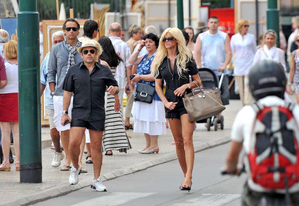 16P Victoria Silvstedt zeigt ihre nackte Muschi unterm Rock auf der Straße