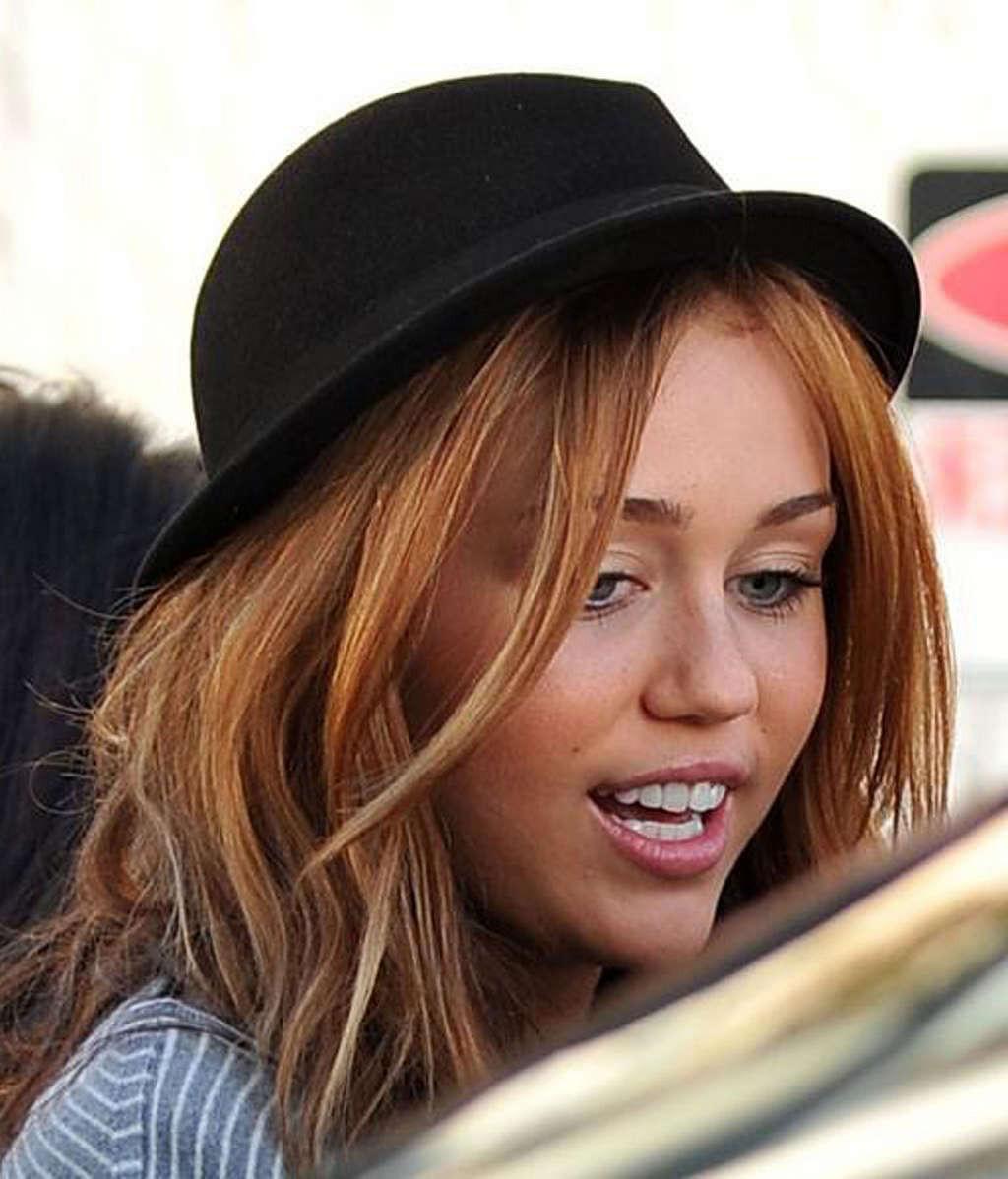 16P Miley Cyrus exposing her hot body and sexy legs on street