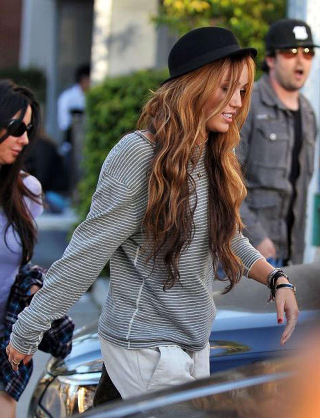 16P Miley Cyrus exposing her hot body and sexy legs on street