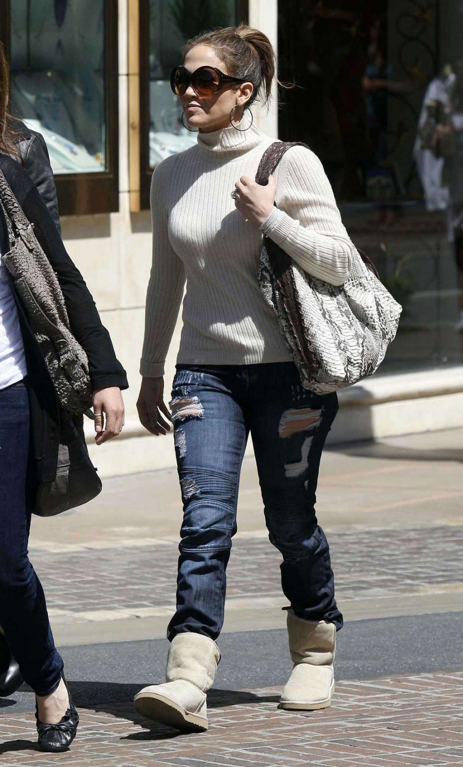 16P Jennifer Lopez walking on street and showing fantastic tits