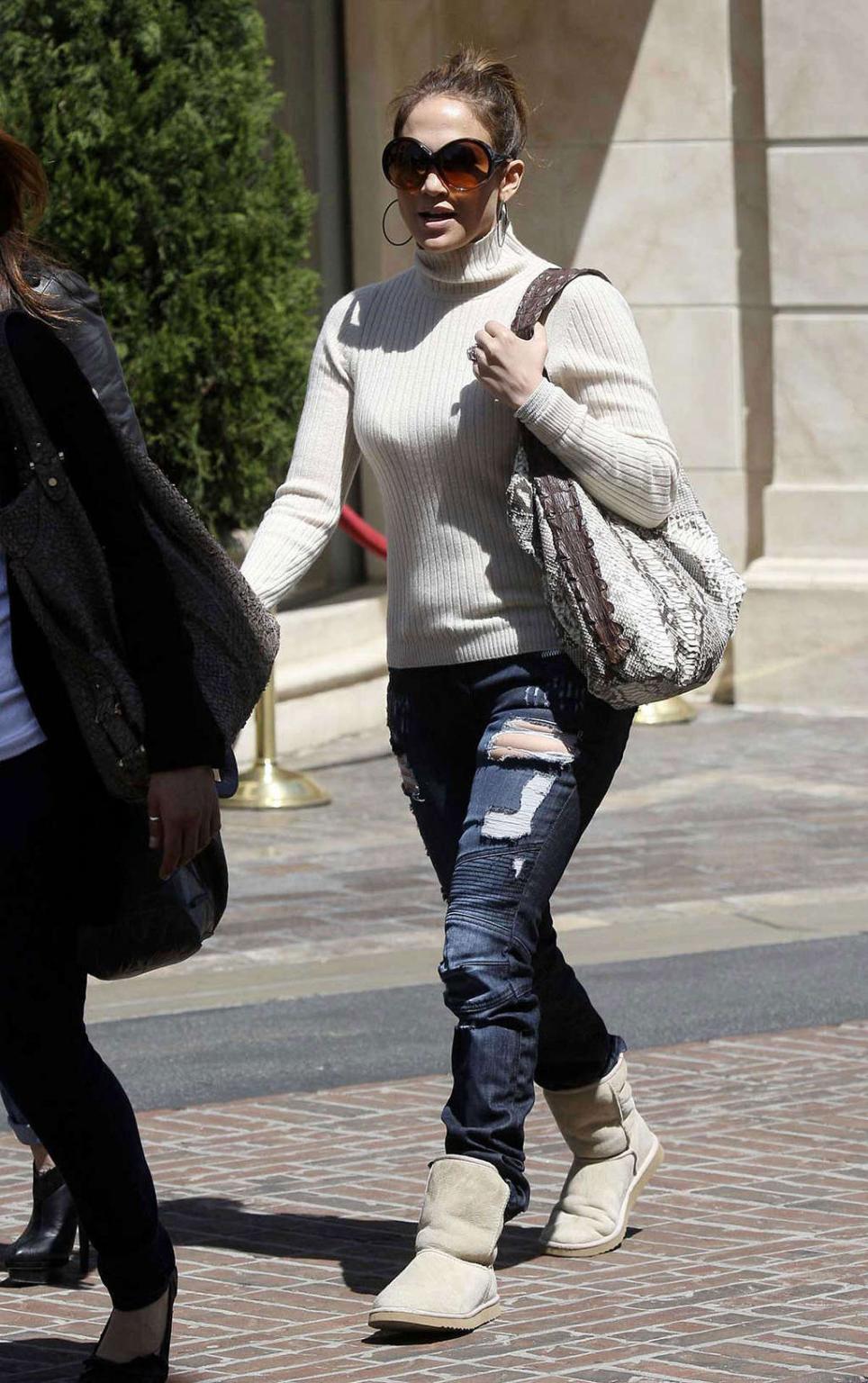16P Jennifer Lopez walking on street and showing fantastic tits