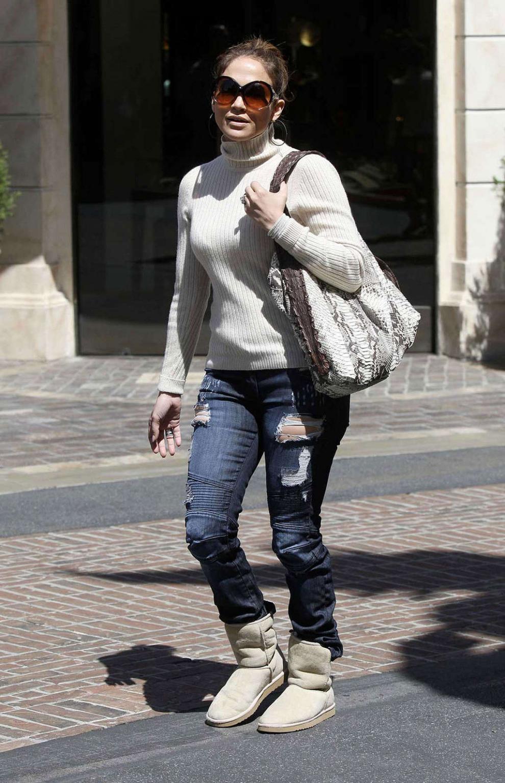 16P Jennifer Lopez walking on street and showing fantastic tits
