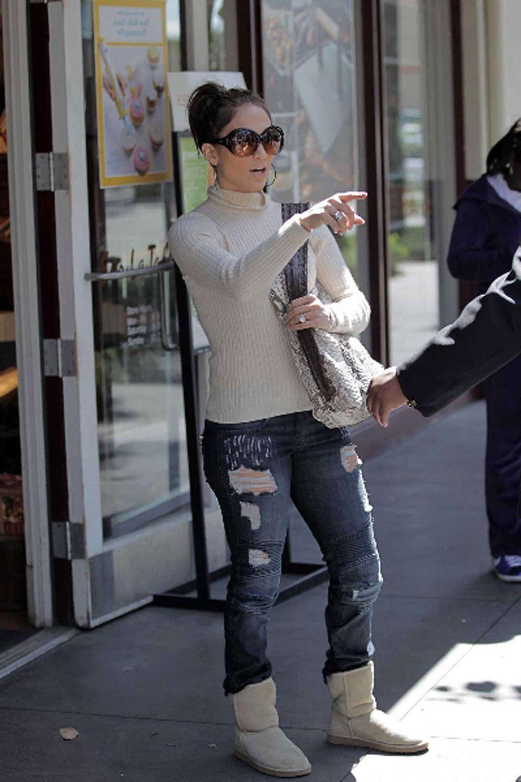 16P Jennifer Lopez walking on street and showing fantastic tits
