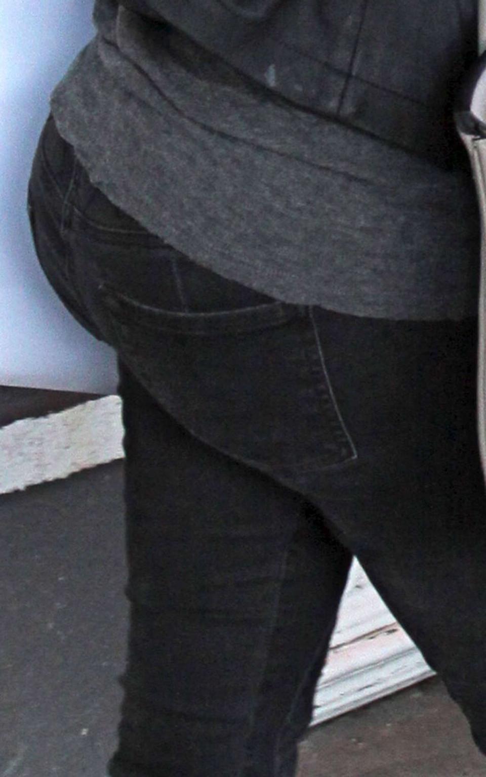 16P Kim Kardashian showing her fucking sexy ass in jeans on street
