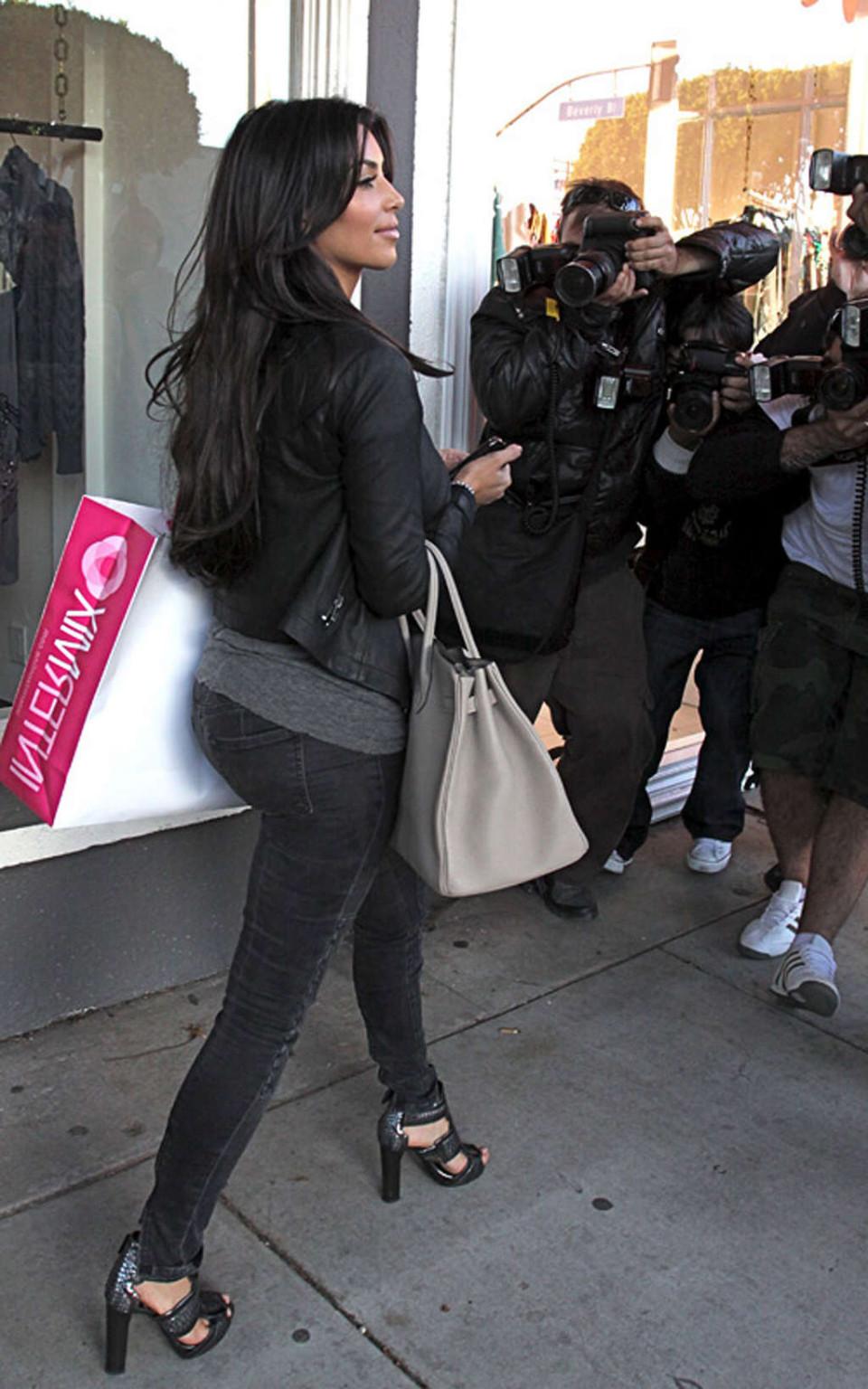 16P Kim Kardashian showing her fucking sexy ass in jeans on street