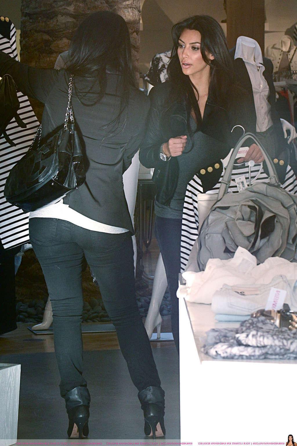 16P Kim Kardashian showing her fucking sexy ass in jeans on street