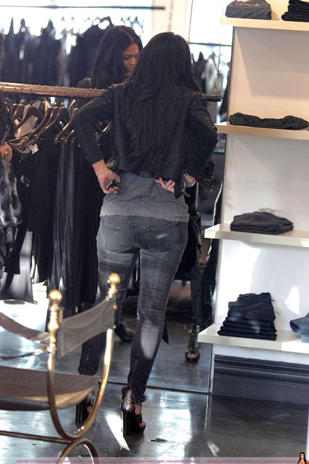 16P Kim Kardashian showing her fucking sexy ass in jeans on street