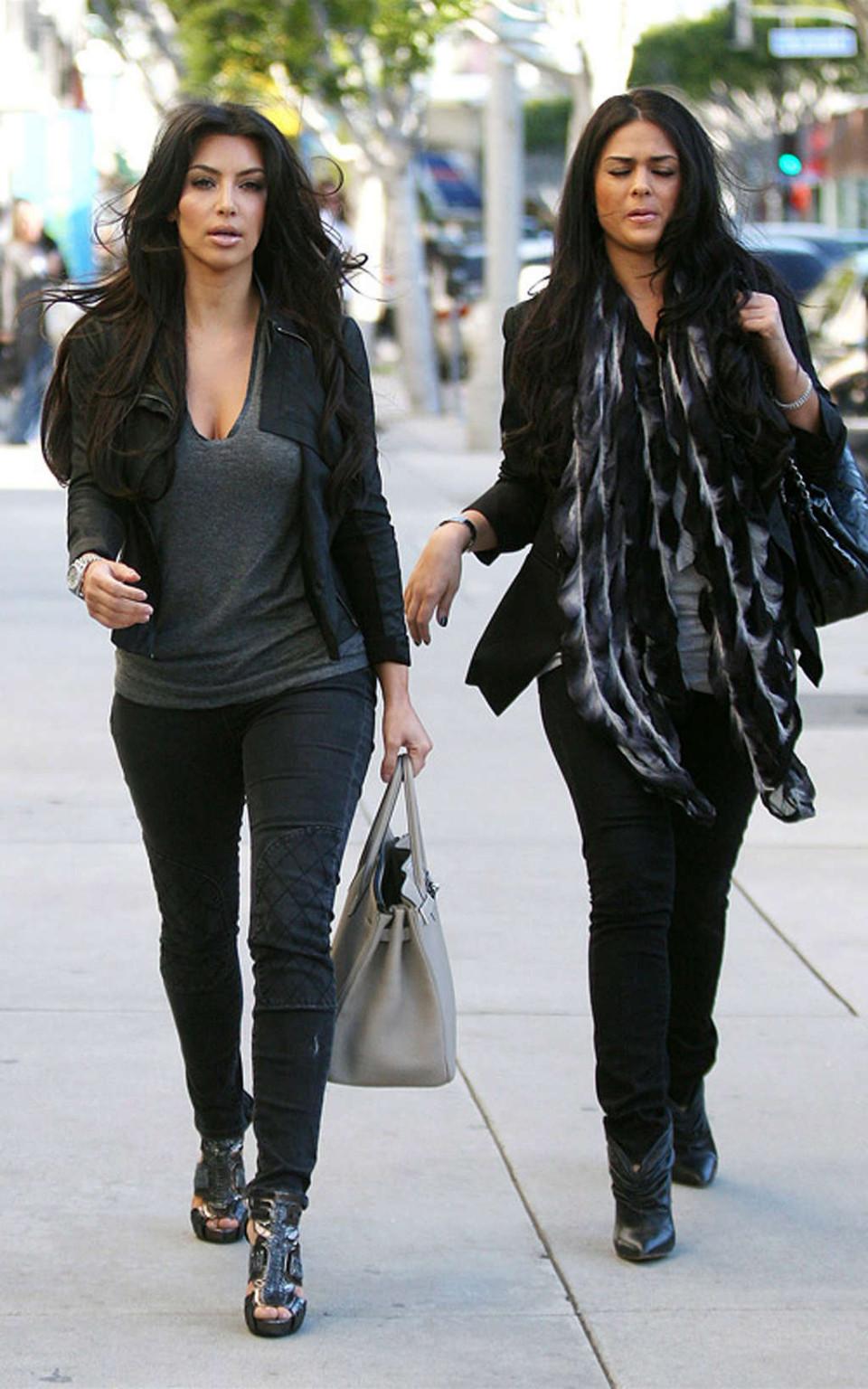 16P Kim Kardashian showing her fucking sexy ass in jeans on street