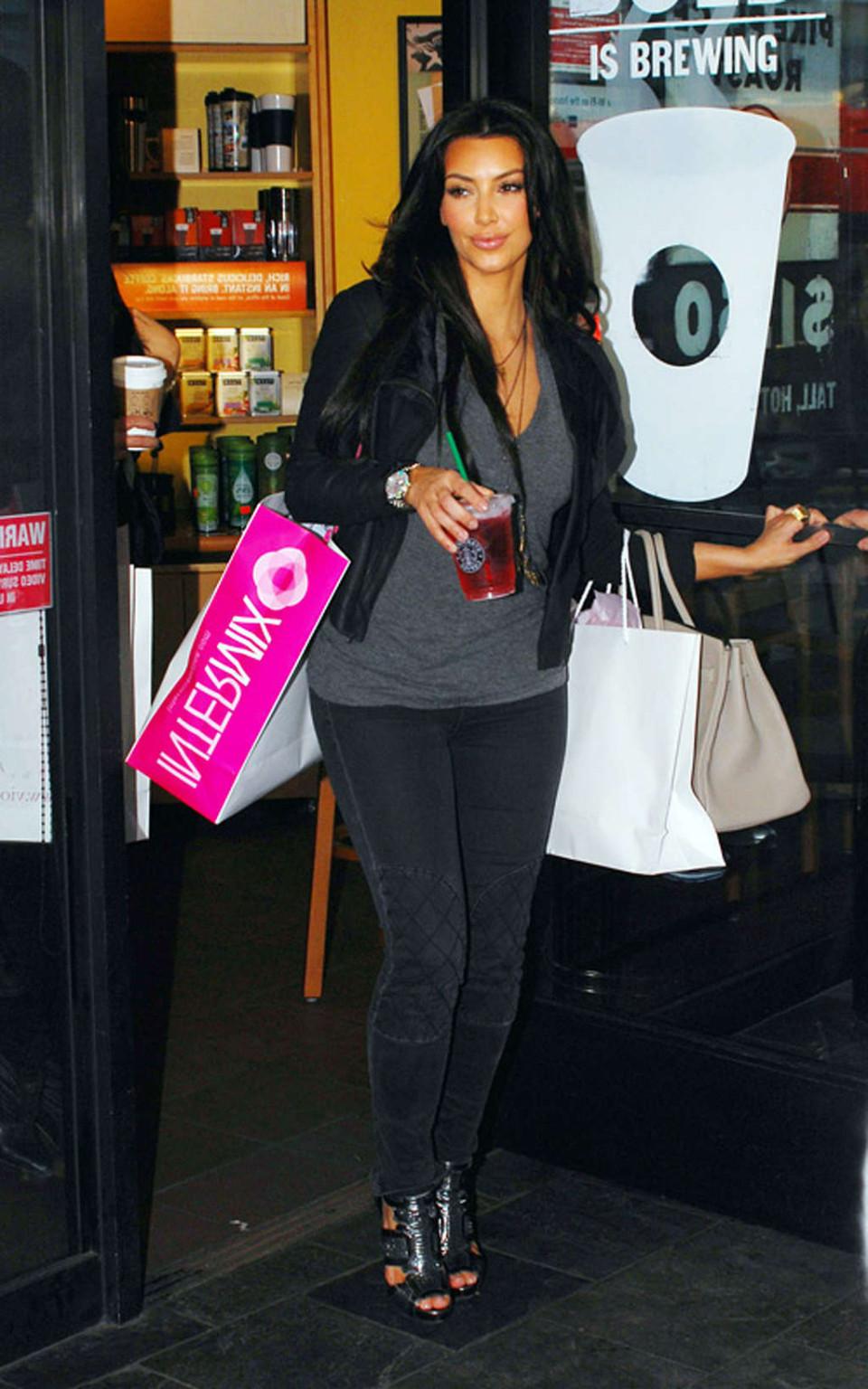 16P Kim Kardashian showing her fucking sexy ass in jeans on street