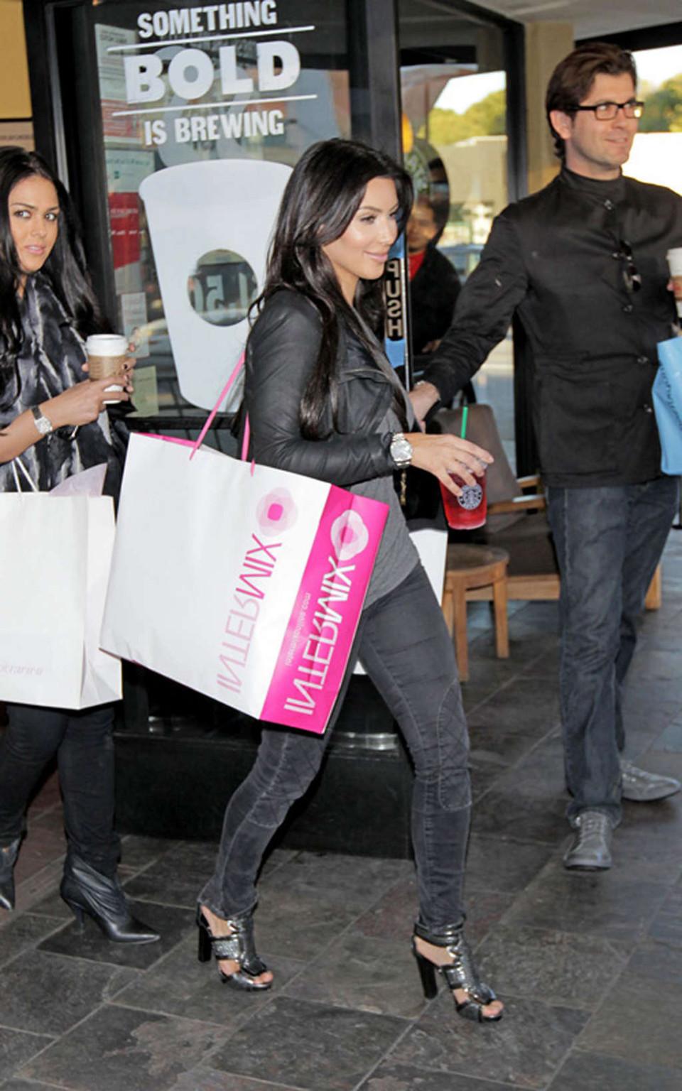 16P Kim Kardashian showing her fucking sexy ass in jeans on street