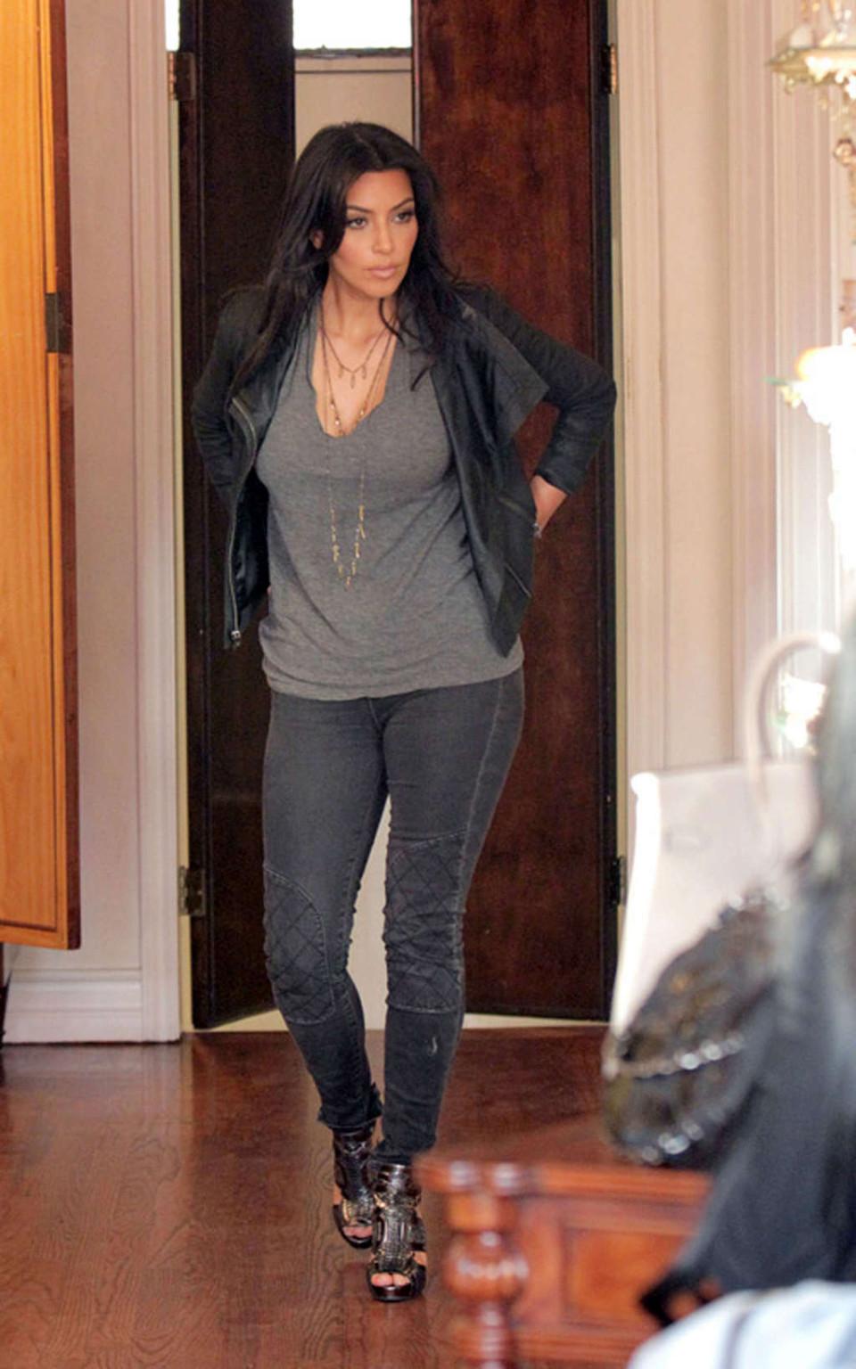 16P Kim Kardashian showing her fucking sexy ass in jeans on street