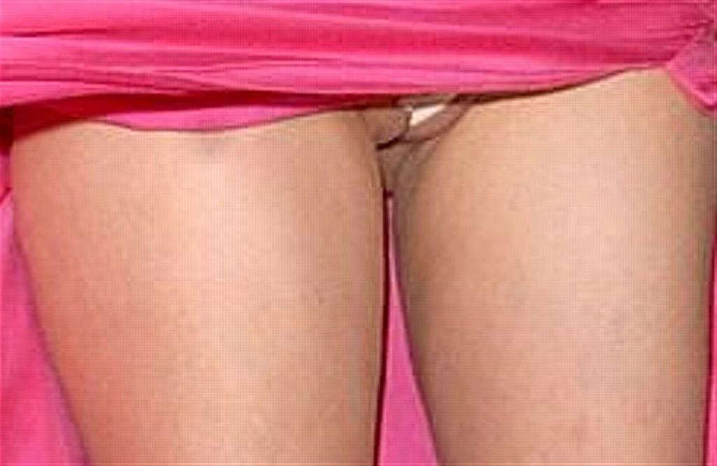 16P Paris Hilton very leggy in mini skirt on street paparazzi pictures