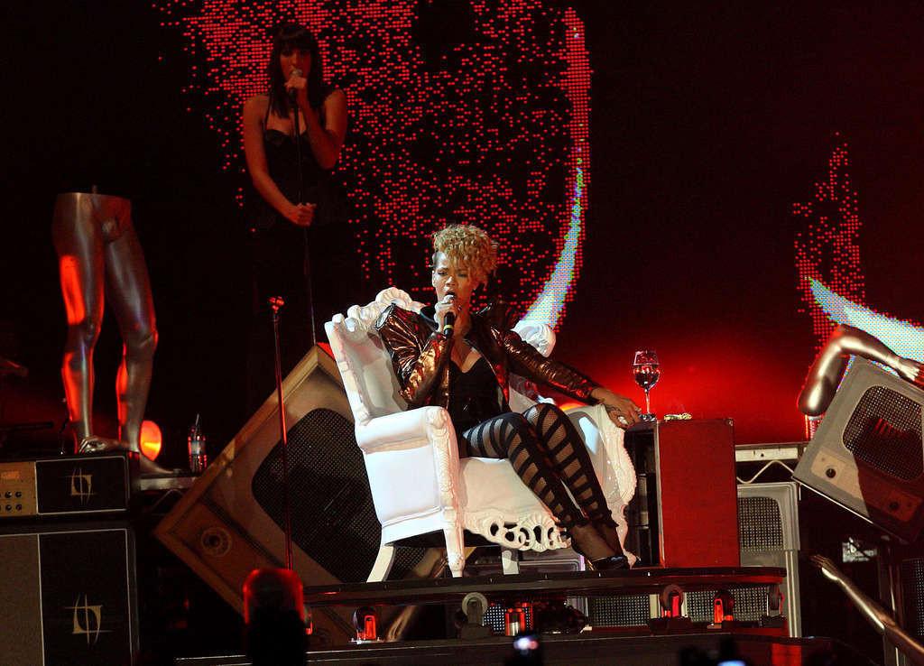 16P Rihanna looking hot in sexy outfit on stage and making out with guy
