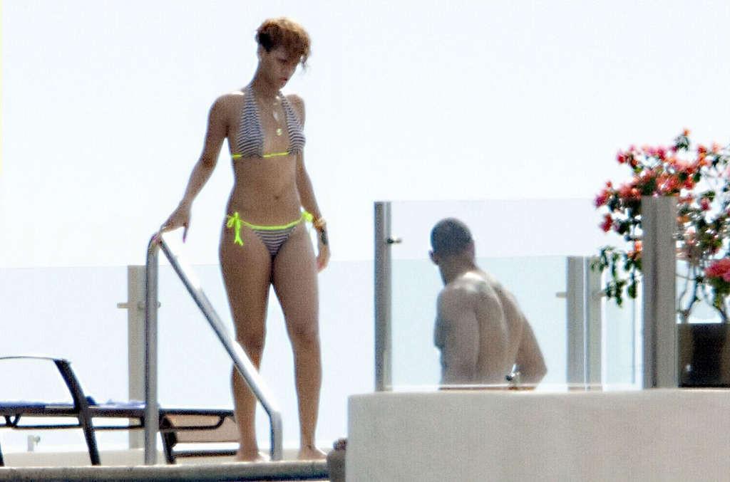 16P Rihanna looking hot in sexy outfit on stage and making out with guy