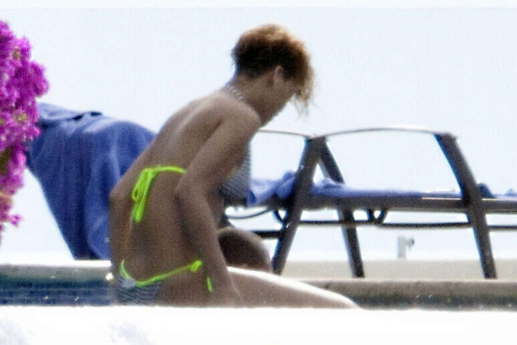 16P Rihanna looking hot in sexy outfit on stage and making out with guy