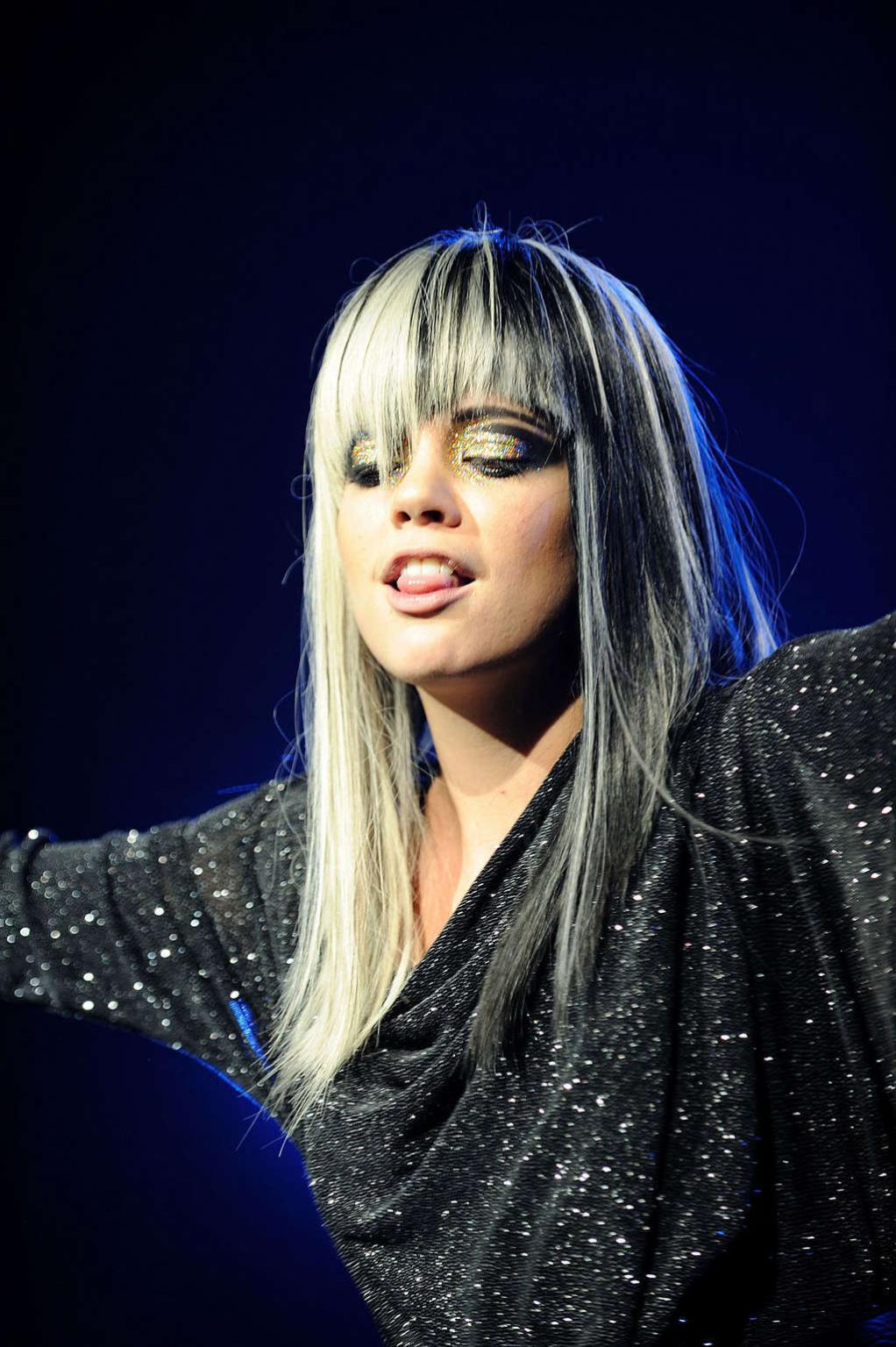 16P Lily Allen looking sexy on stage in mini skirt and fuckme boots