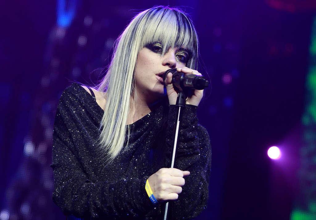 16P Lily Allen looking sexy on stage in mini skirt and fuckme boots