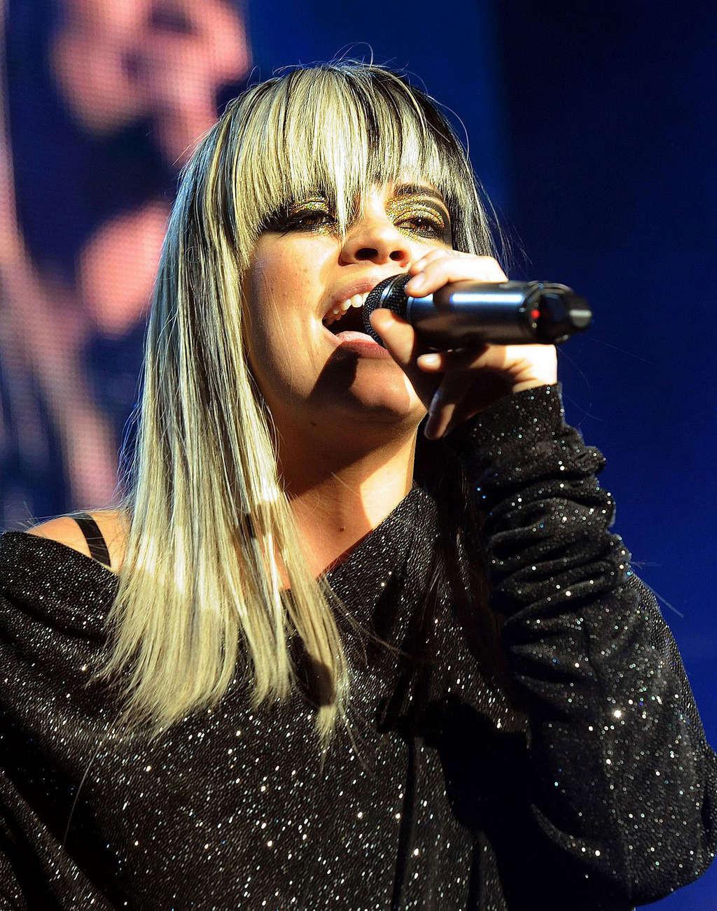 16P Lily Allen looking sexy on stage in mini skirt and fuckme boots