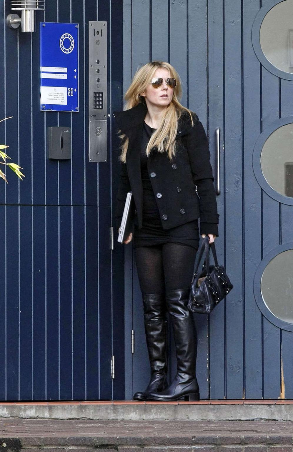 16P Geri Halliwell on street in mini skirt showing her nice ass and sexy legs