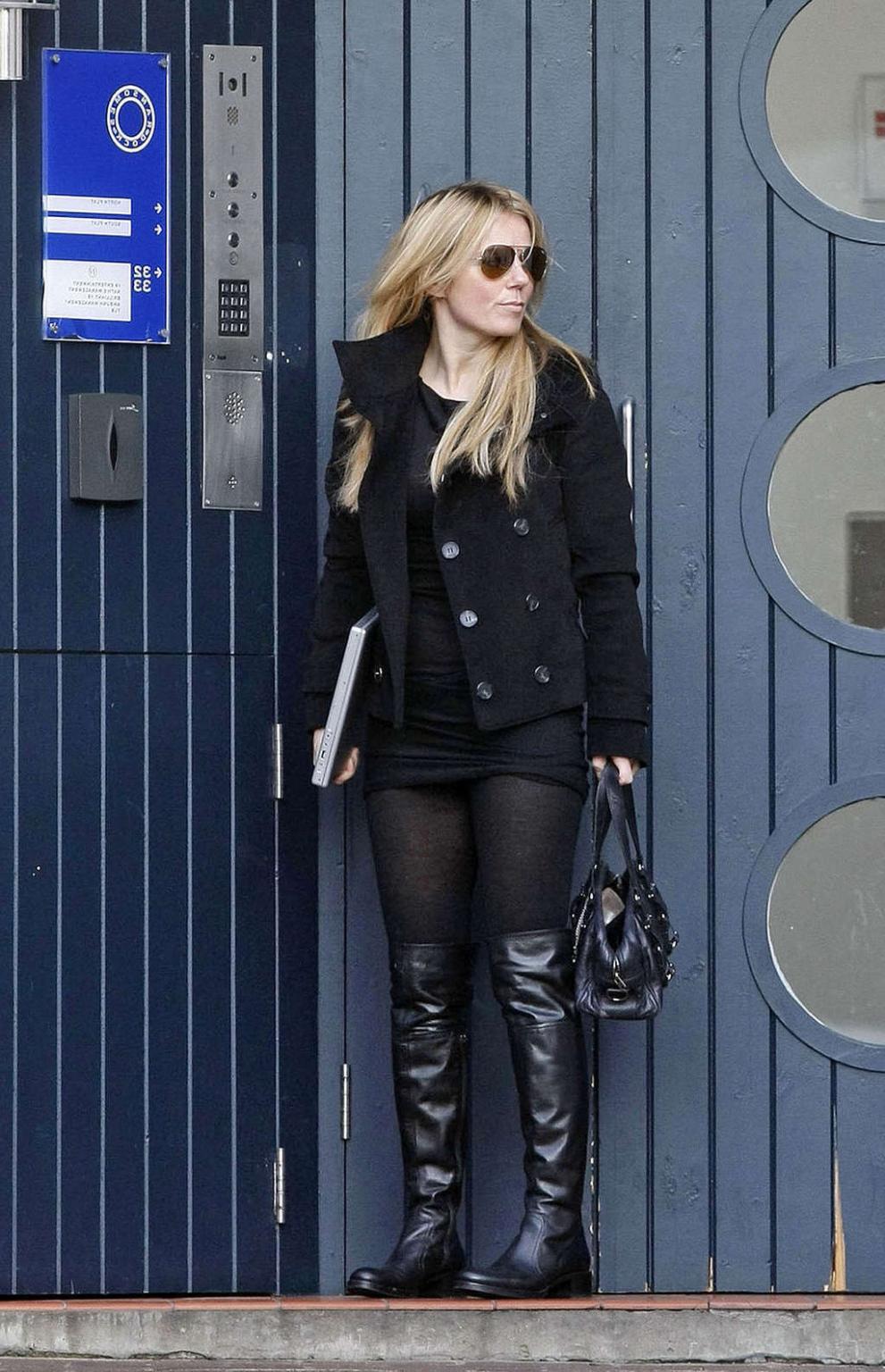 16P Geri Halliwell on street in mini skirt showing her nice ass and sexy legs