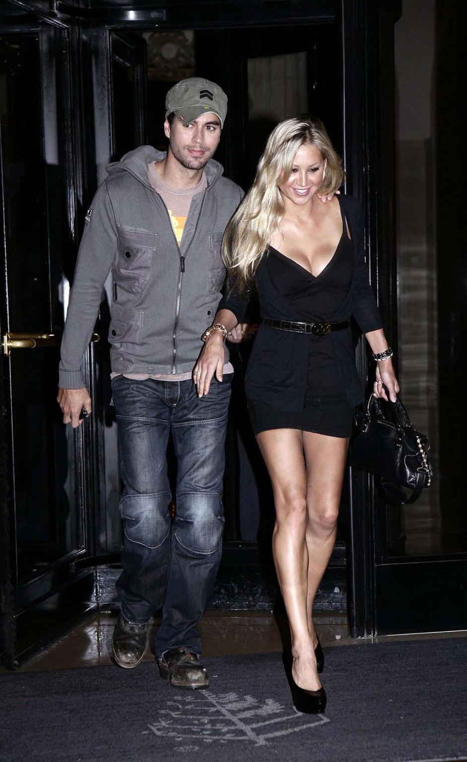 16P Anna Kournikova showing the beautiful legs and sexy ass on street
