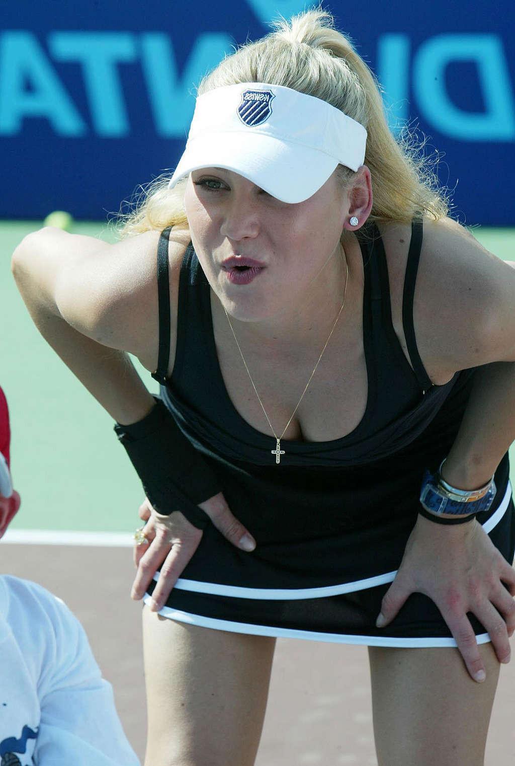 16P Anna Kournikova showing the beautiful legs and sexy ass on street