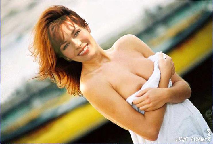 16P Shania Twain showing her pussy and tits and fucking hard