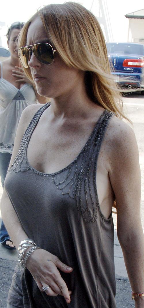 16P Lindsay Lohan side boob view on street and topless