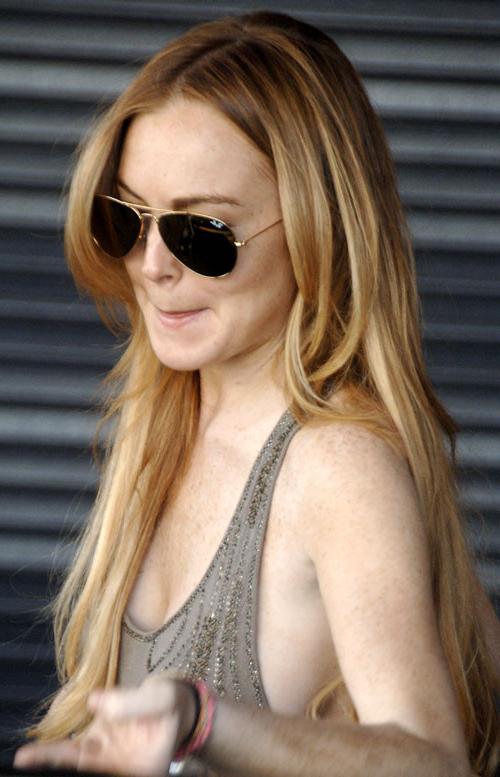 16P Lindsay Lohan side boob view on street and topless