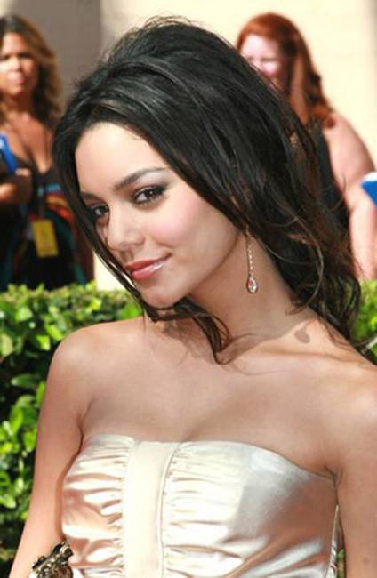 15P Famous celebrities gorgeous in evening gowns on red carpet