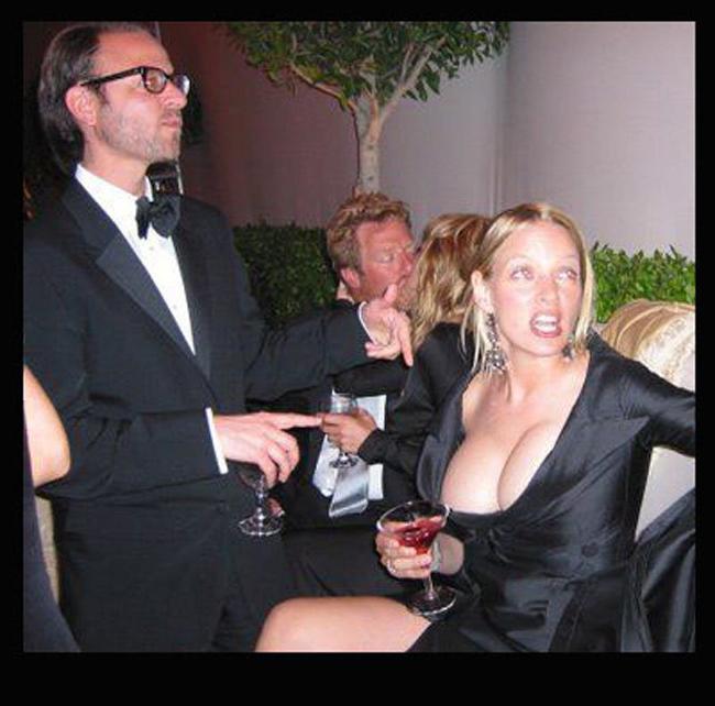 15P Hot celebrities and their awesome cleavages