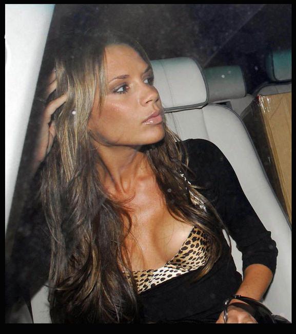 15P Hot celebrities and their awesome cleavages