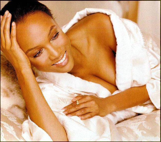 15P Hot celebrities and their awesome cleavages