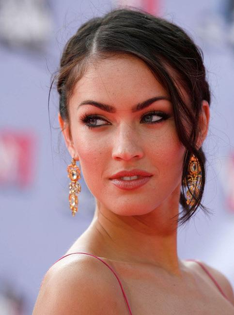 15P Glamorous celebrities walking the red carpet