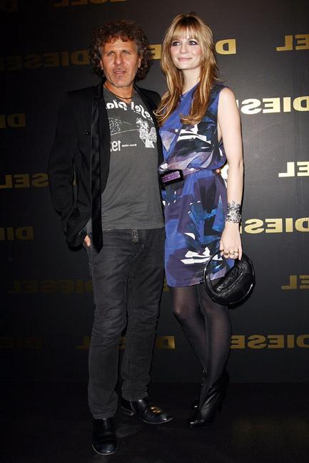 15P Celebrity beauty Mischa Barton topless on balcony