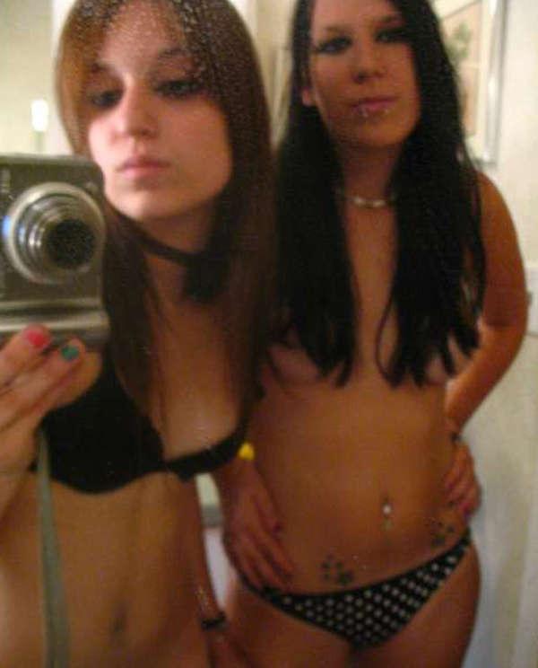 16P Pictures of punk GFs playing with the cam