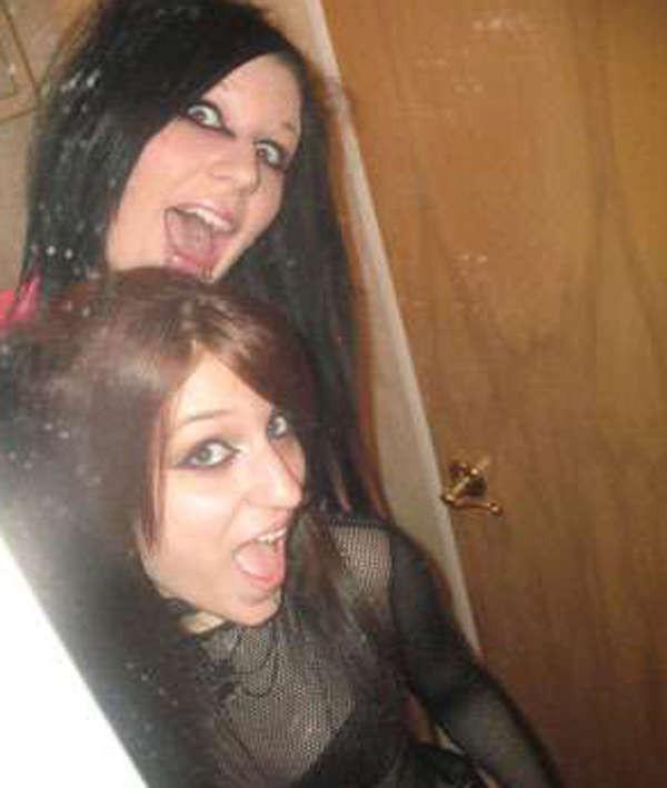 16P Pictures of punk GFs playing with the cam
