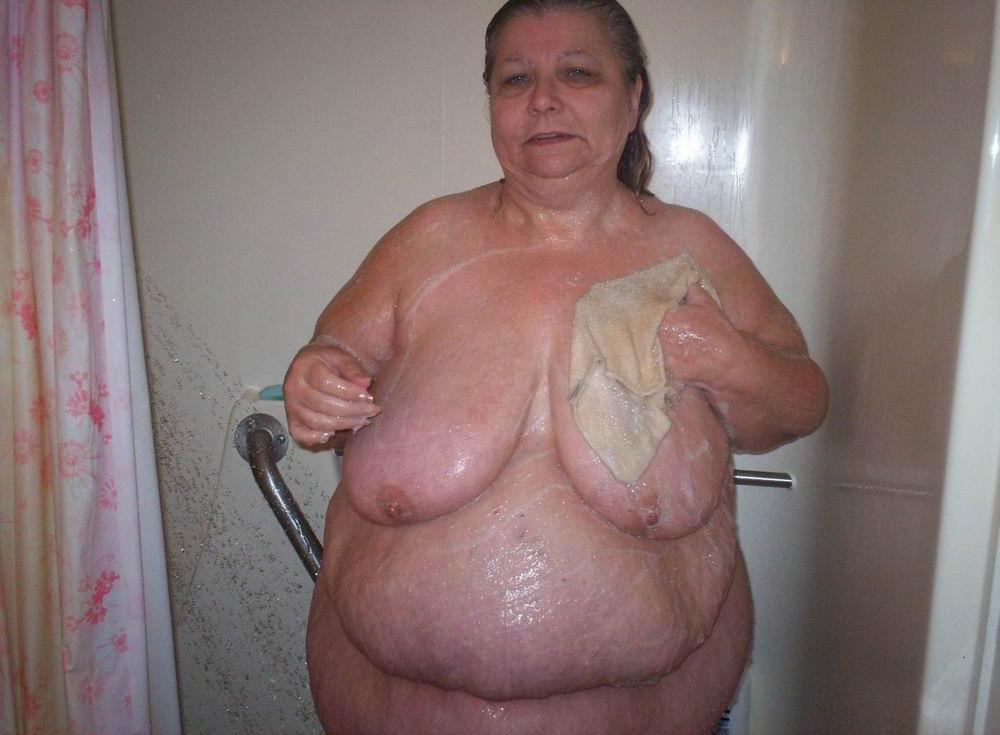 15P very huge ladies shows their bodies