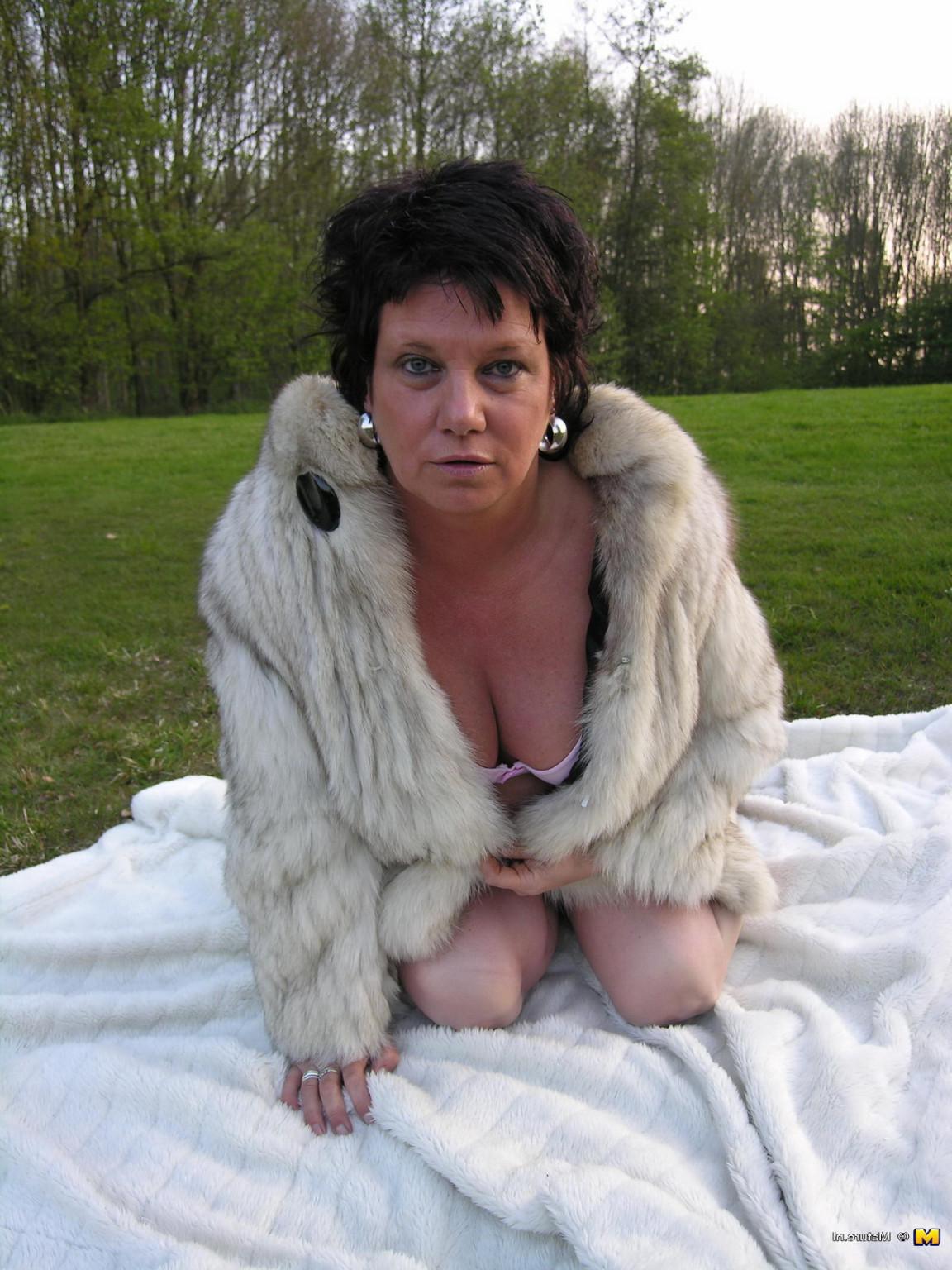 16P Big titted mama loves getting nasty outside
