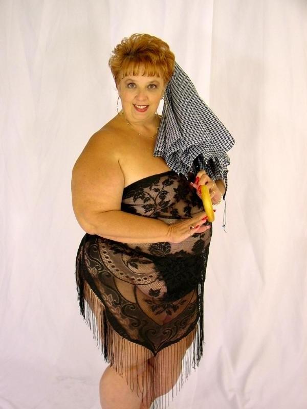 20P Plump mature blonde