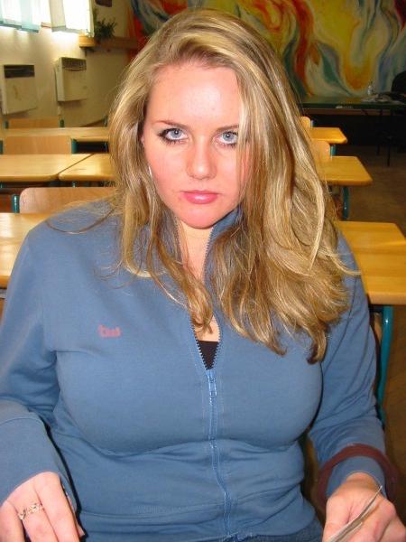 16P Plump blonde tits squeezed