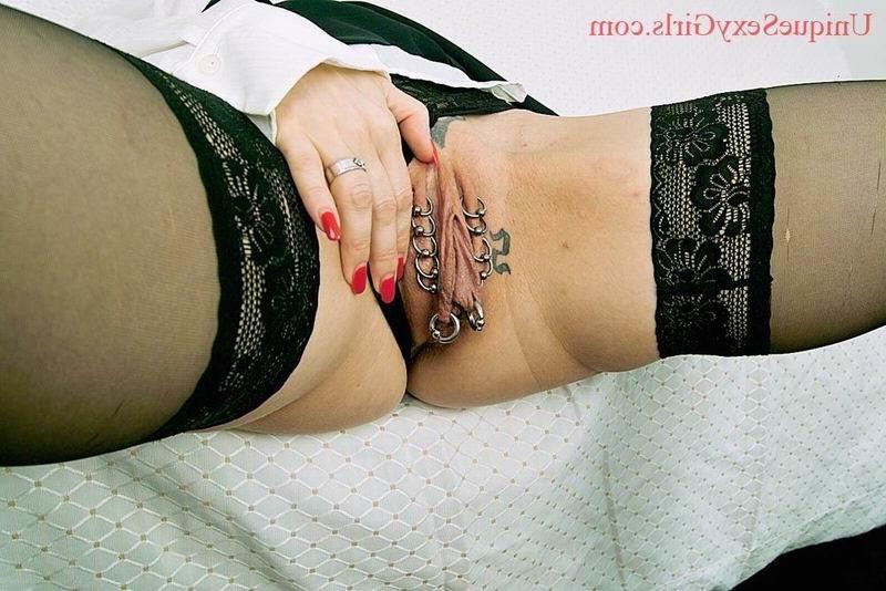 15P MILF playing with her sweet pierced pussy