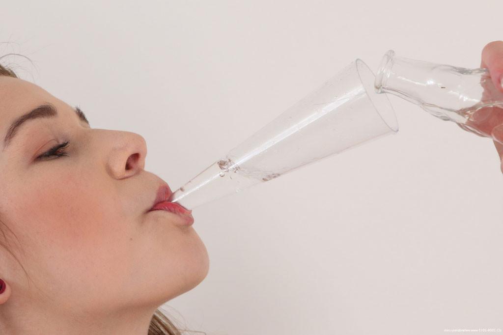 15P Liz Fills Her Pussy With Her Own Piss