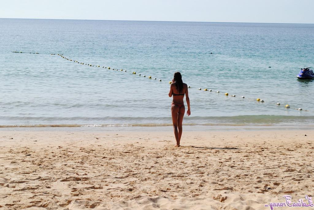 12P Zwei sexy Shemales sind am Strand beschäftigt