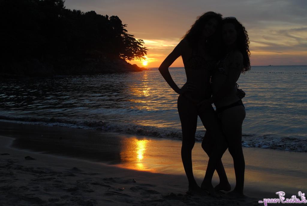 12P Zwei sexy Shemales sind am Strand beschäftigt