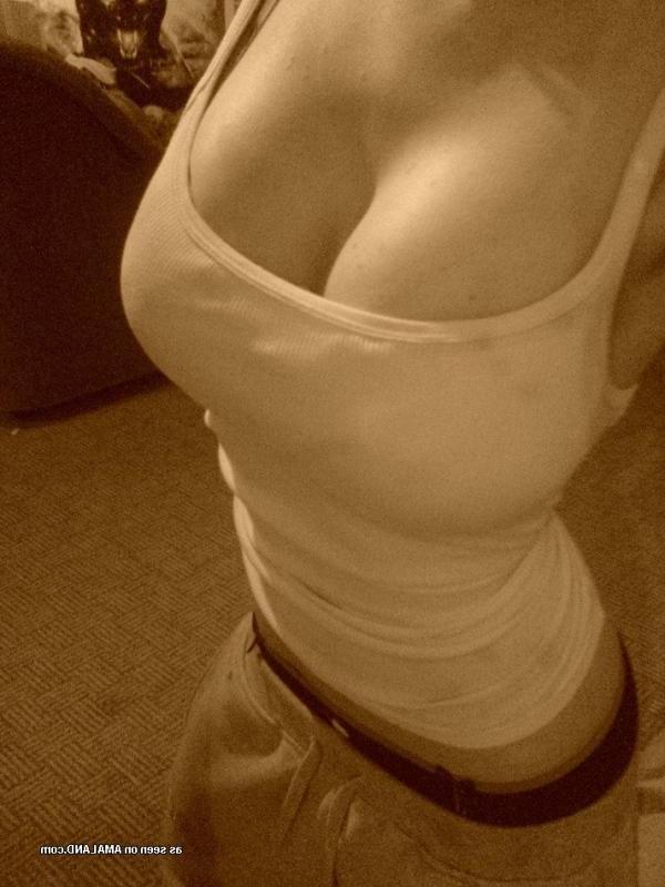 10P Hottie self-shooting naked and showing off her tight body