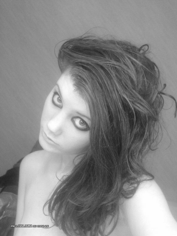 10P Hottie self-shooting naked and showing off her tight body