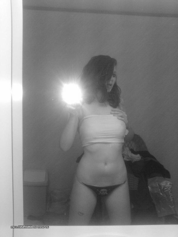 10P Hottie self-shooting naked and showing off her tight body